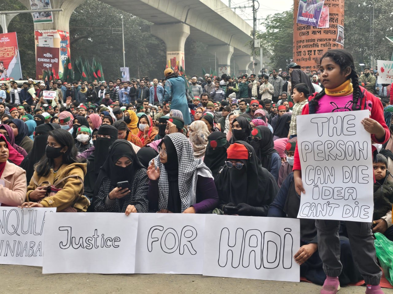 ওসমান হাদির খুনিদের বিচারের দাবিতে উত্তাল শাহবাগ: ডিএমপি ব্রিফিং প্রত্যাখ্যান, বিক্ষোভকারীদের কঠোর অবস্থান